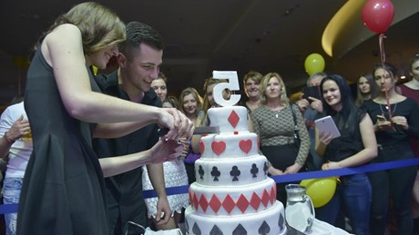 Rezanje rođendanske torte