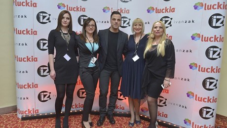 Zak i casino staff